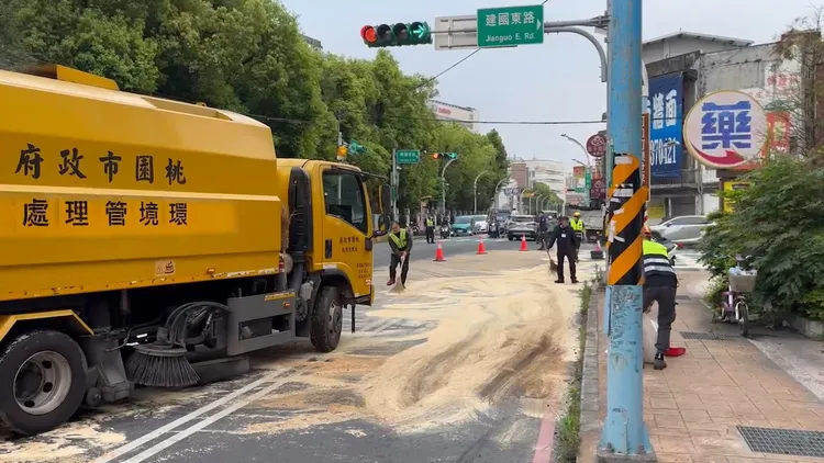 現場油漬清理。翻攝畫面