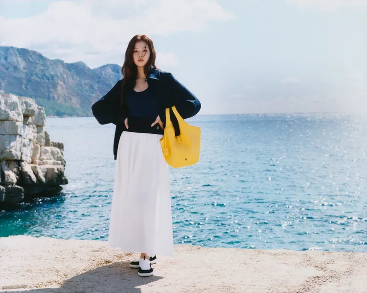 Sana以清爽白裙搭配檸檬黃Polo Play包。品牌提供