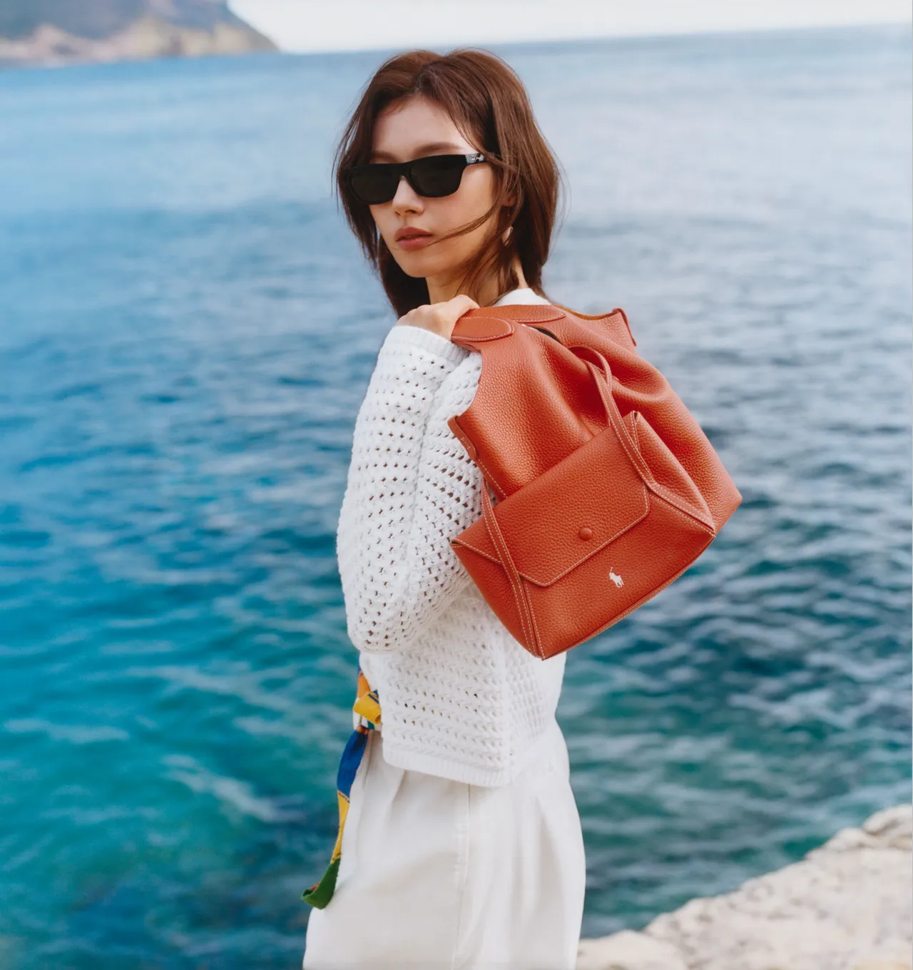 Sana遠赴法國海岸演繹明媚春夏風格。品牌提供