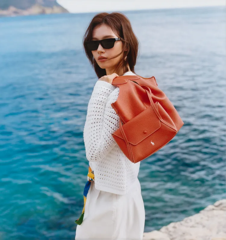 Sana遠赴法國海岸演繹明媚春夏風格。品牌提供