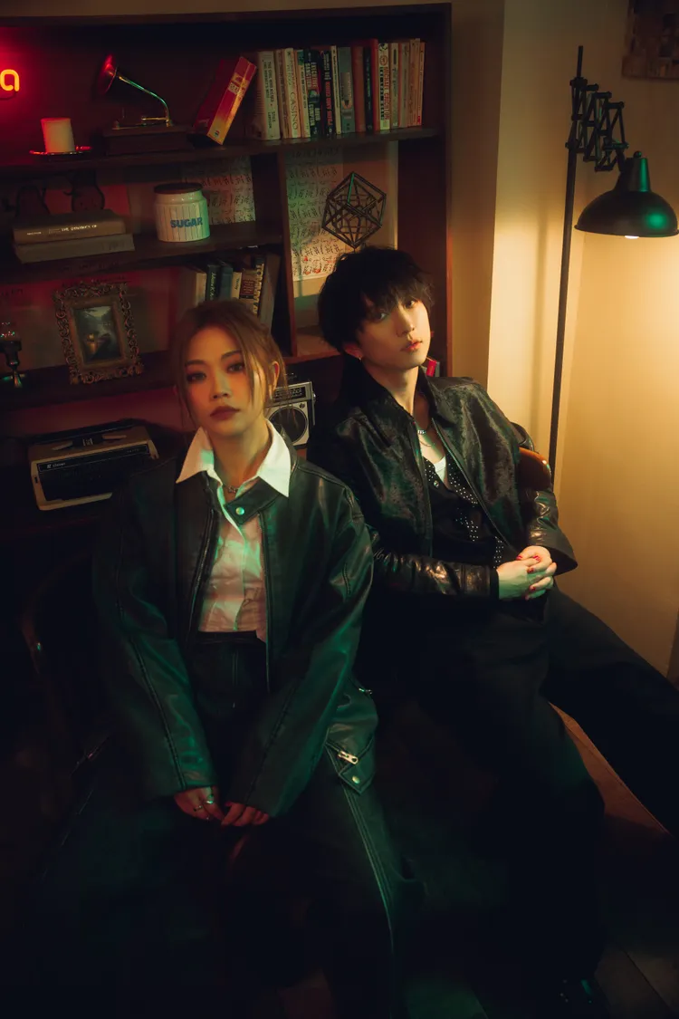 談到首次實際合作，邱鋒澤笑說：「第一次見到大穎本人就發現她真的很瘋、很有趣，一整天都很有能量。」原音娛樂提供