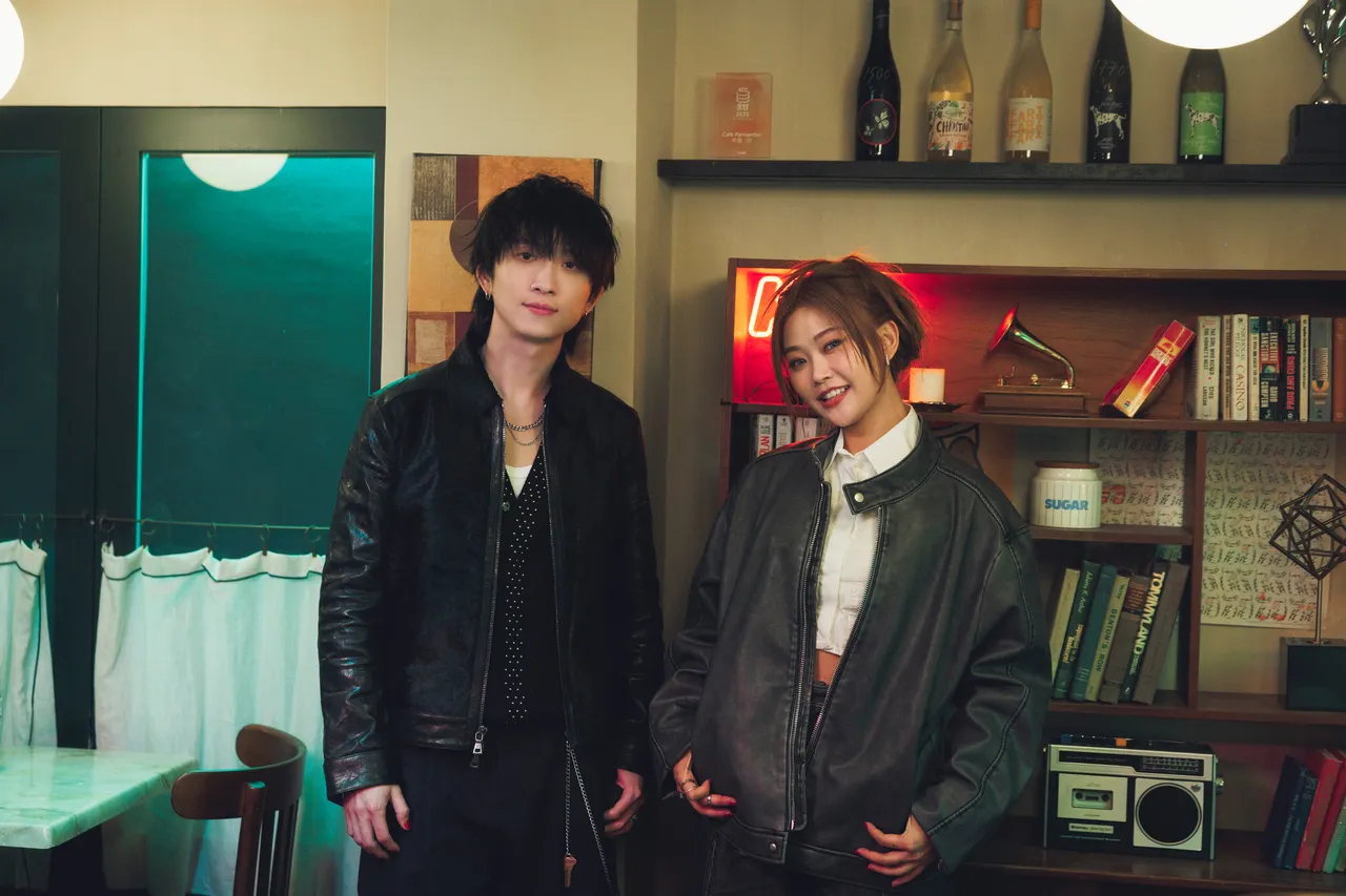 邱鋒澤與大穎在《脫臼》中飾演被困在情感傷痛裡的男女，透過網路約見面。原音娛樂提供