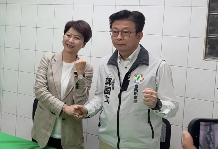 初選時雖有言詞交鋒，今天郭國文、陳亭妃兩人也握手象徵「破冰」。黨部提供