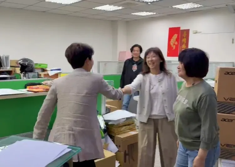 陳亭妃說到黨部是「回娘家」，與大家一一握手致意。黨部提供