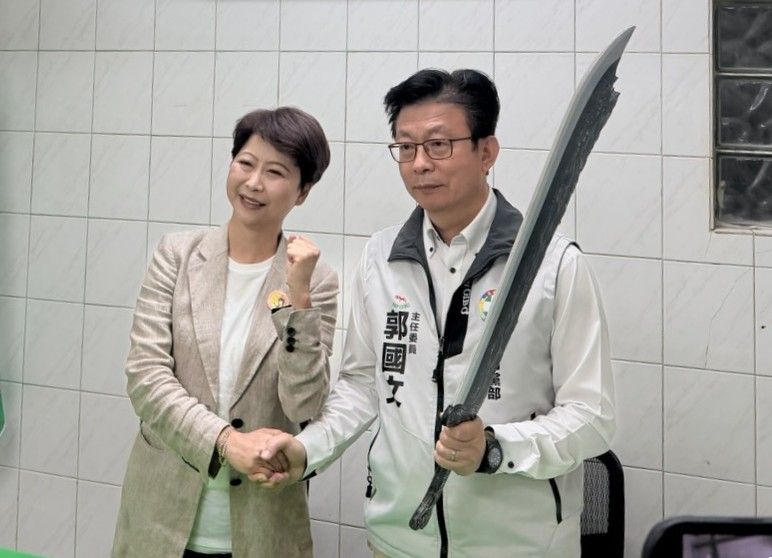 陳亭妃訪台南市黨部「破冰」 郭國文端「屠龍刀」喊團結對外