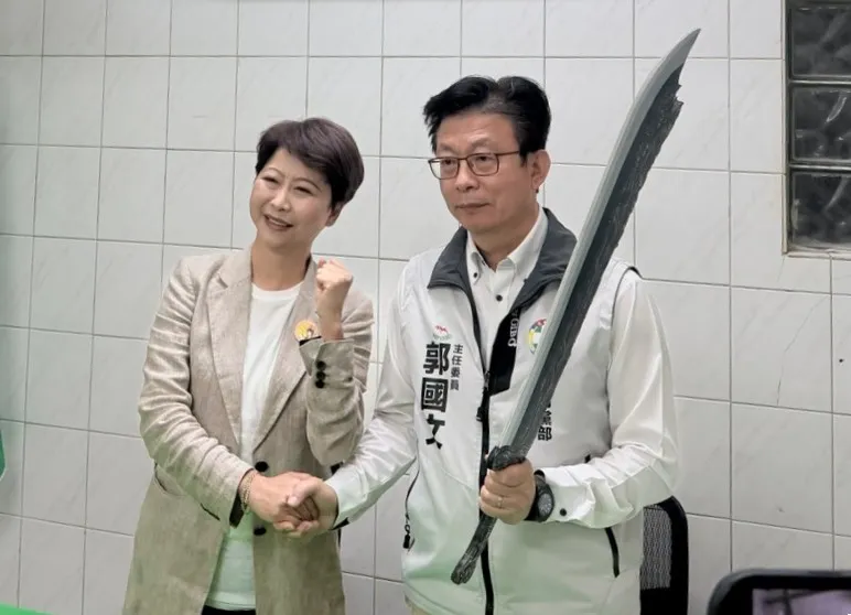 陳亭妃訪台南市黨部「破冰」　郭國文端「屠龍刀」喊團結對外