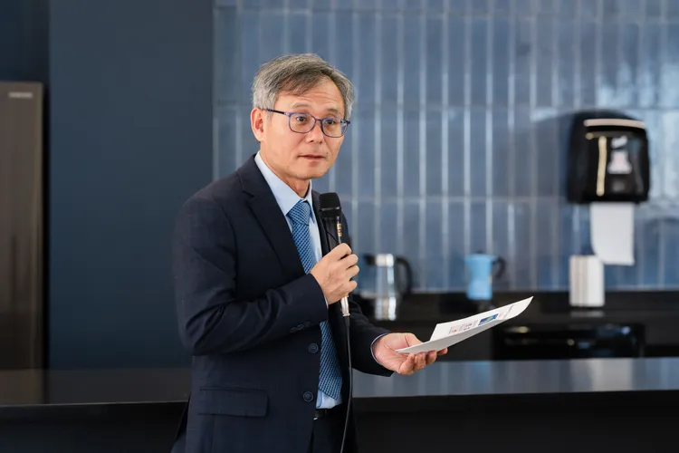 中山大學校電機系主任謝耀慶介紹中山大學半導體矽光子雄厚的教學與研究實力。高市府提供