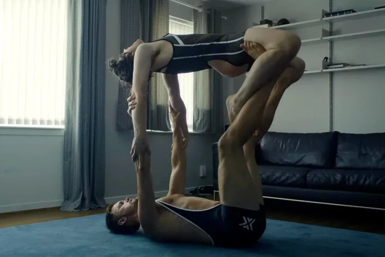 「男上加男」瑜珈戲炸翻歐美《後座力》獲讚「同志版格雷」。海鵬影業提供