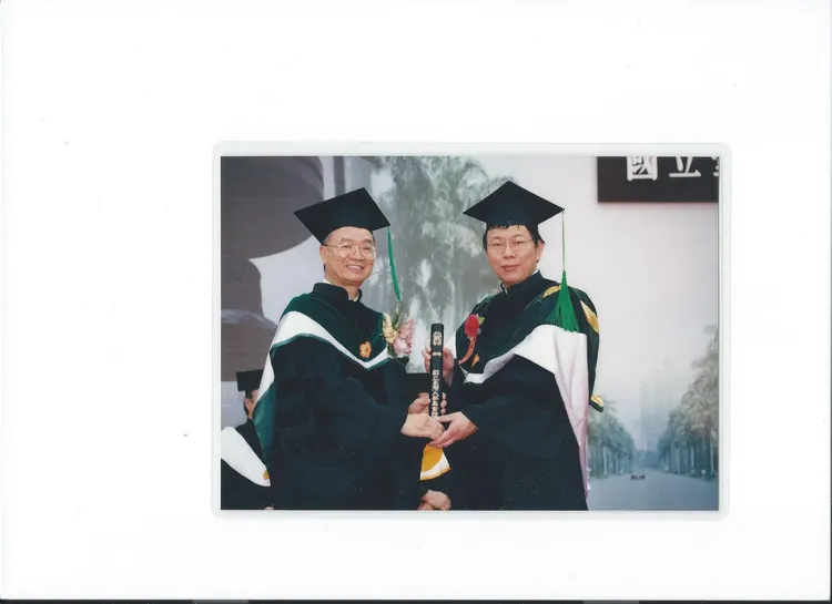 妻子陳佩琪爆料柯文哲當年是讀滿「九年期限」才拿到台大醫學博士。翻攝陳佩琪臉書