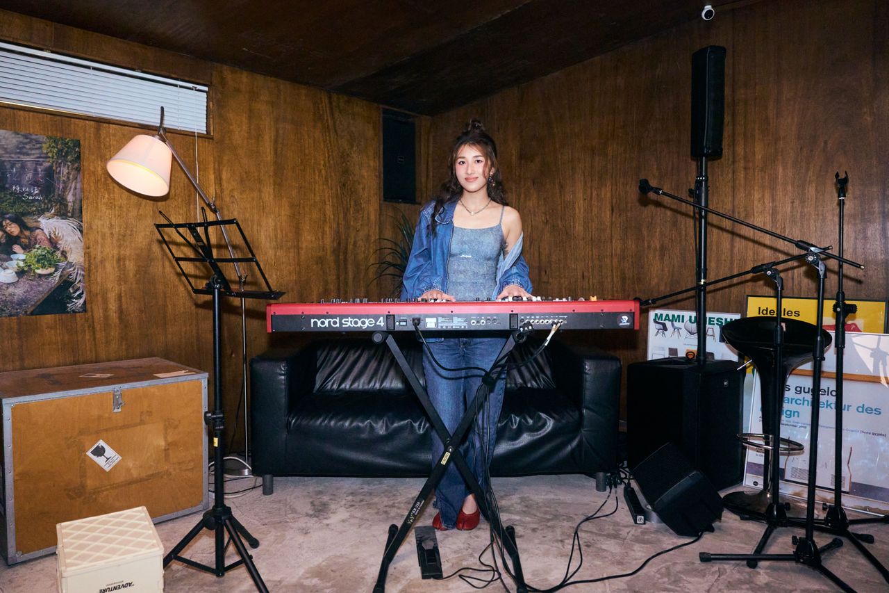 反差太猛!酷臉女聲私下超有戲 笑曝「不寫客語情歌」真相