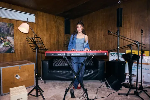 反差太猛！酷臉女聲私下超有戲　笑曝「不寫客語情歌」真相