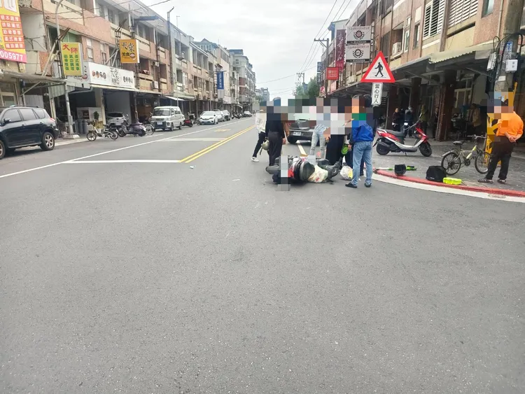 花蓮市發生老翁騎乘單車擦撞機車事故。民眾提供