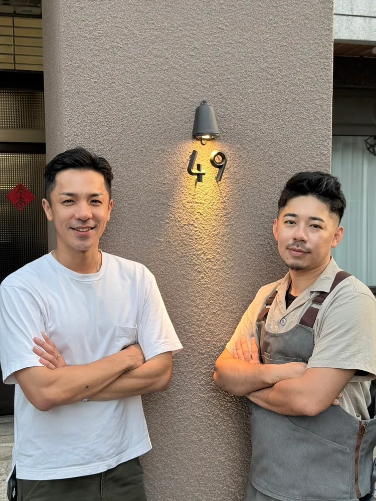 楊皓崴(左)過年期間幫忙弟弟顧店。爾傑娛樂提供