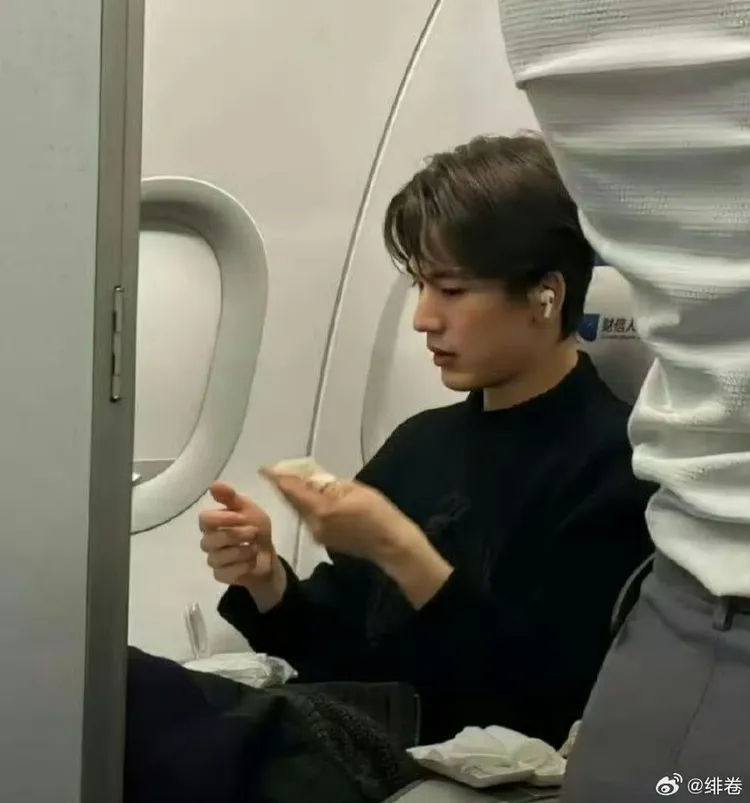 張凌赫搭機被捕抓素顏狀態。翻攝自微博