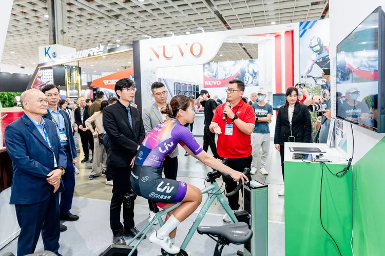 職業車手在經濟部自行車產業主題館展現運動科技如何提升訓練與運動表現。經濟部提供