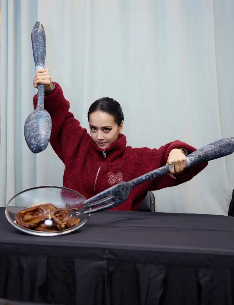 蔡依林用巨大餐具吃醬板鴨。翻攝蔡依林工作室微博