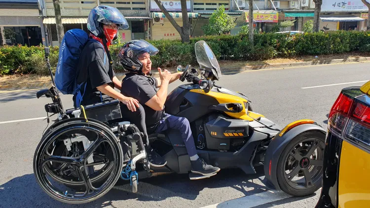 行無礙資源推廣協會總幹事許朝富（右）與妻子自淡水騎重機南下到嘉義，推廣身障重機考照。公視提供