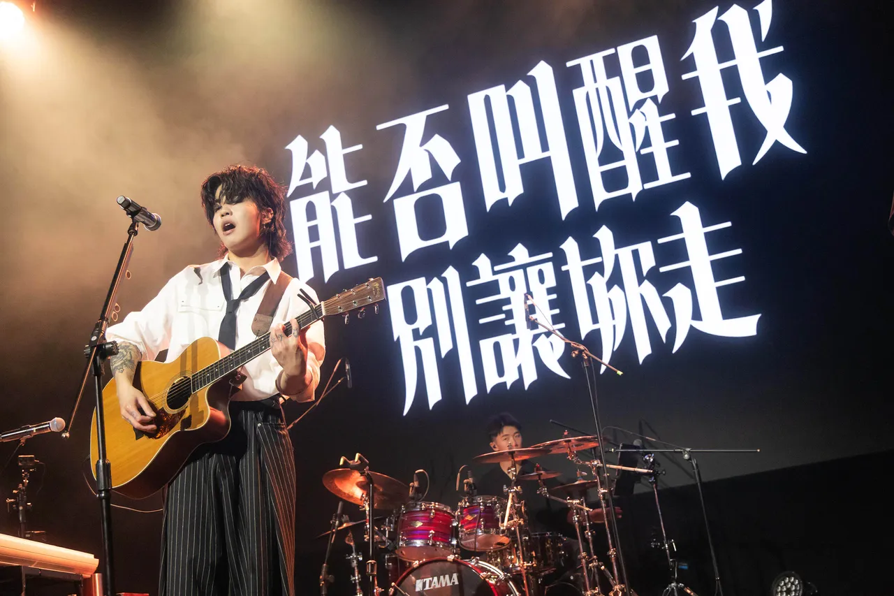 王謙音樂才能獲周湯豪、海大富青睞，為《罵醒我》獻神編曲。形上娛樂提供