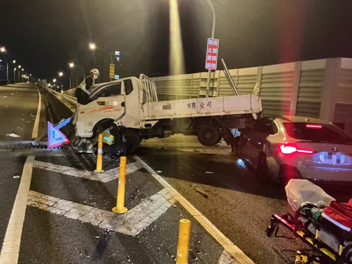台中快速道離奇車禍！貨車肇逃遭BMW尾隨　自撞護欄再被追撞
