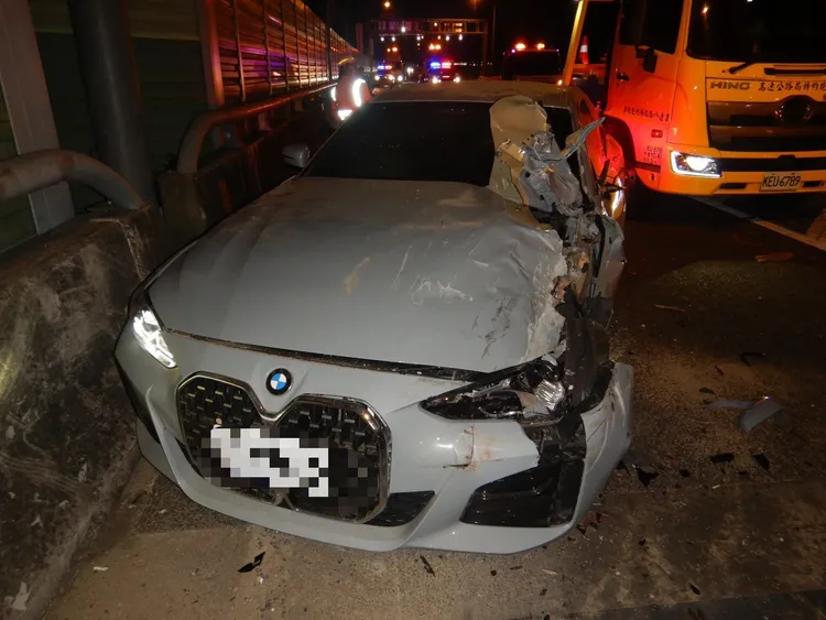 發生事故的BMW轎車。民眾提供