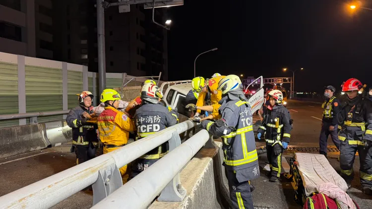 小貨車駕駛受困車內，警消破壞車體搶救。民眾提供