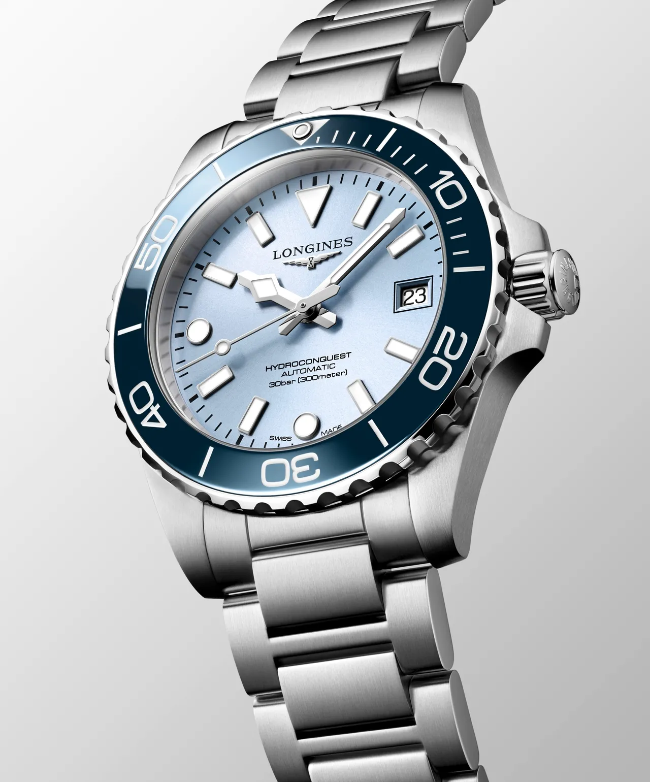 HYDROCONQUEST深海征服者系列磨砂霜霧藍面盤搭配浪琴藍陶瓷錶圈。品牌提供