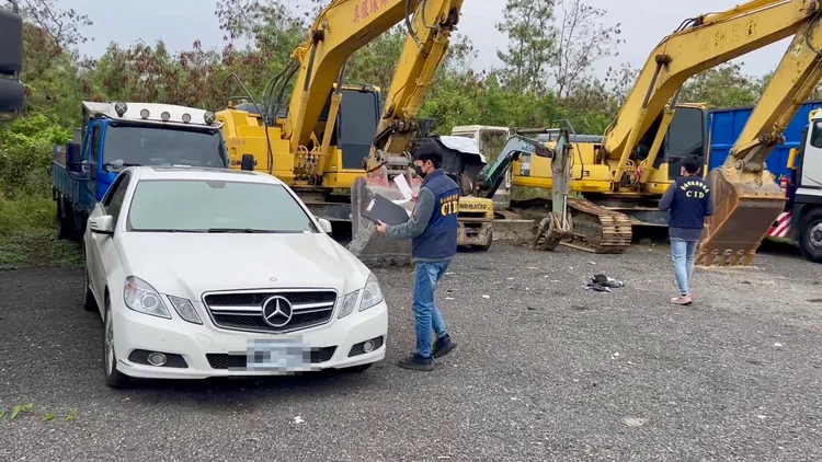 警方現場查扣各式重型機具，將手機、帳冊等證物帶回擴大清查。民眾提供