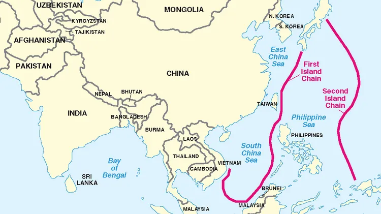 美國為防止中國軍力外溢，設立了第一島鏈（左邊紅線）與第二島鏈（右邊紅線）。翻攝美國國防部網站