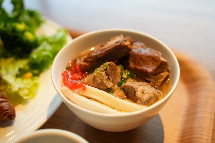 早餐時段提供現煮的豬肉麵。田欣雲攝