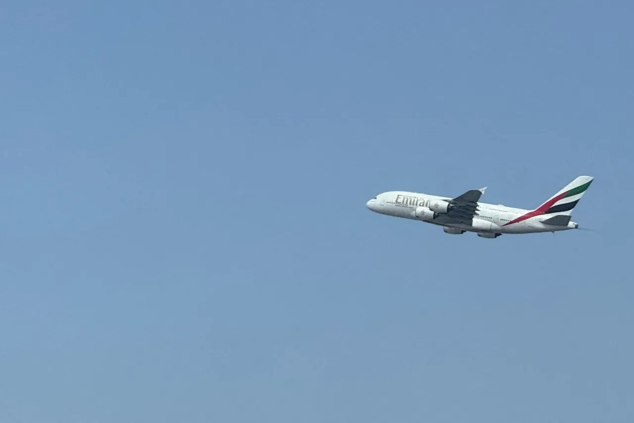 西方媒體直擊阿聯酋航班從杜拜機場起飛。路透社