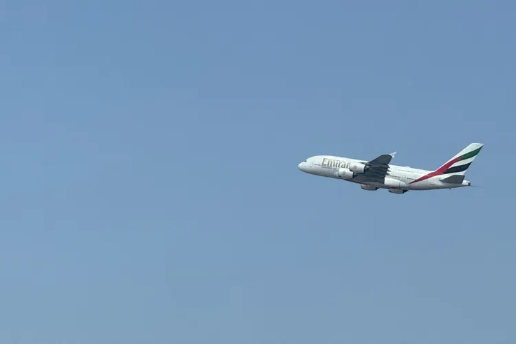 西方媒體直擊阿聯酋航班從杜拜機場起飛。路透社