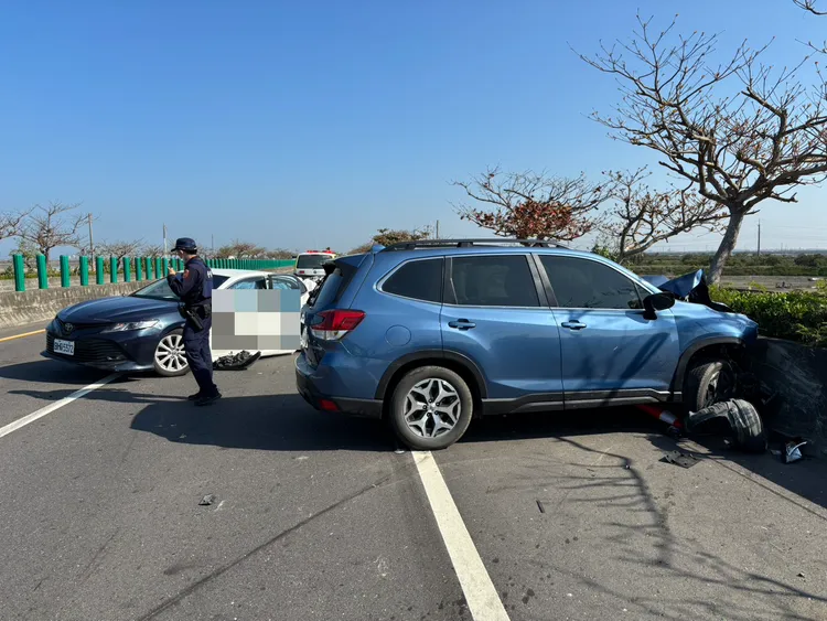 警方處理交通事故「公親變事主」，慘被後方來車追撞，所幸僅駕駛身體不適，其他人並無大礙。消防局提供