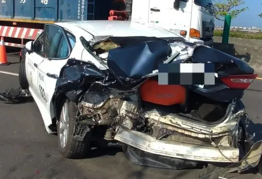 五告雖！台61嘉義段處理交通事故反被撞　警車成廢鐵幸員警無礙