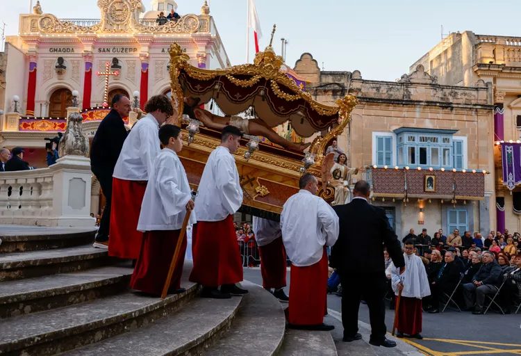 聖枝主日紀念耶穌於受難前數天進入耶路撒冷，為基督徒聖週慶典的開始。圖為馬爾他當地信徒的儀式。路透社