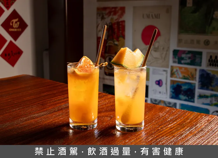 春日限定飲品「哈密哈沙瓦」與「蜜柑沙瓦」果香清爽，搭配無酒精「甘芭嗲茶」，滿足不同族群的微醺與清飲需求。臺虎提供