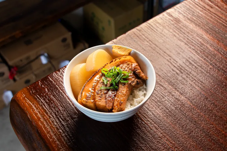 「角煮丼飯」以慢火燉煮三層控肉與白蘿蔔為主角，搭配越光米與黃芥末，鹹香與溫潤口感層層堆疊。臺虎提供