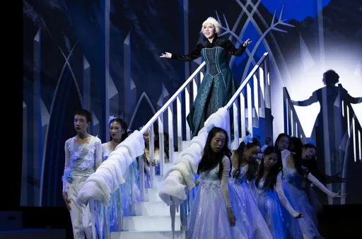 高雄美國學校打造校園音樂劇天花板　《冰雪奇緣》101學生玩出沉浸式視聽饗宴