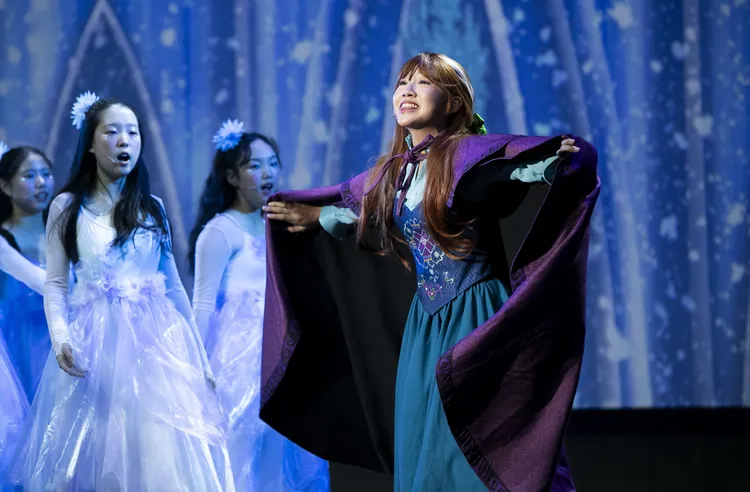 《冰雪奇緣》系列音樂劇由KAS的101位同學賣力演出。