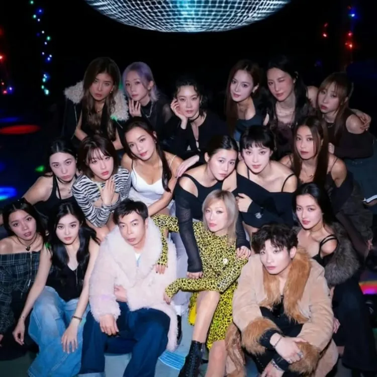 楊偉倫（第一排左三） 被指與許志安很像。華映提供