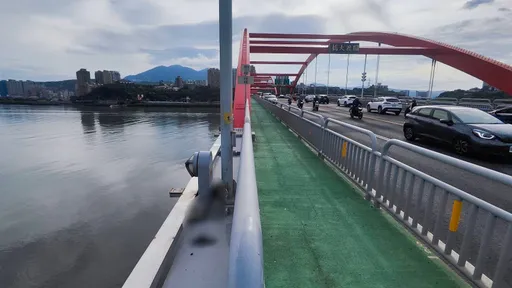 關渡橋驚傳墜橋！　6旬男「當警消面前」落入淡水河命危送醫