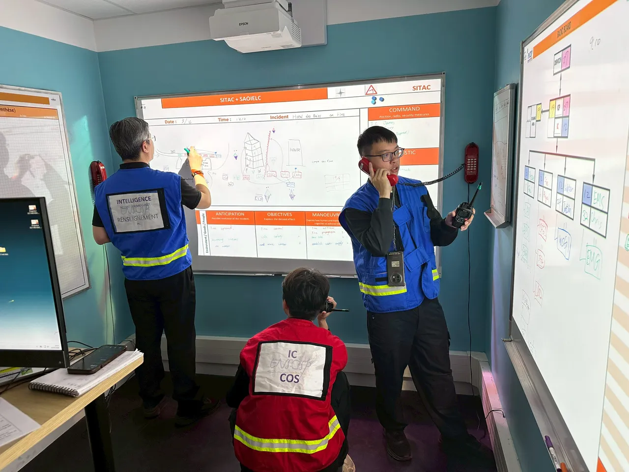 新北市消防局7名幹部赴法國消防官高等學院（ENSOSP）參與消防大隊層級指揮作業操作演練前，進行情境簡報分工。翻攝畫面