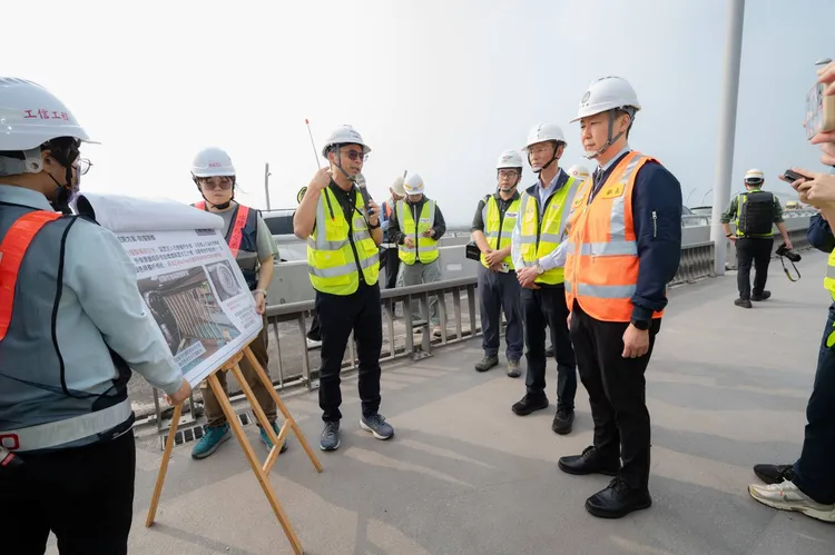 交通部長陳世凱（前排右起1）今現勘淡江大橋改善情形。公路局提供