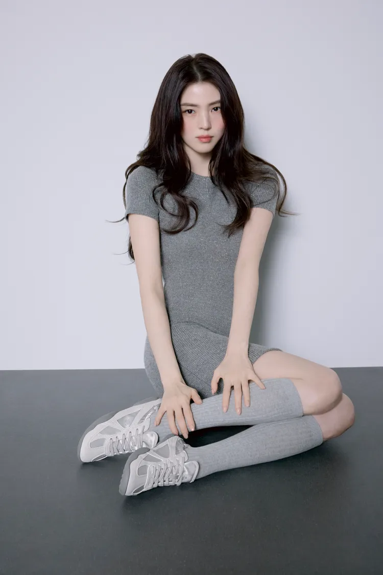 韓韶禧以優雅女人味穿搭駕馭GLIO緞面芭蕾鞋。品牌提供