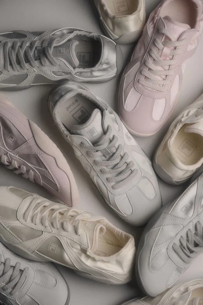 GLIO芭蕾薄底鞋以異材質拼接增添層次。品牌提供