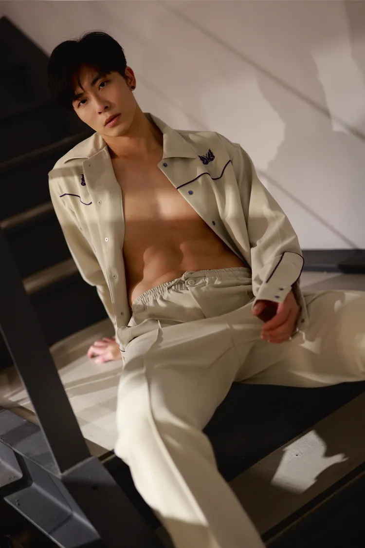 吳是閎練回炸裂「冰塊級六塊肌」 。走音佬音樂工作室