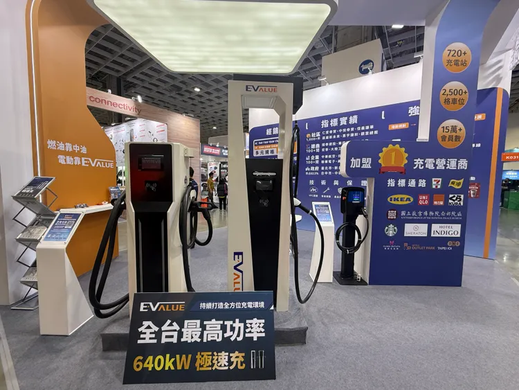 華城電能此次主打640kW極速直流充電樁。呂承哲攝