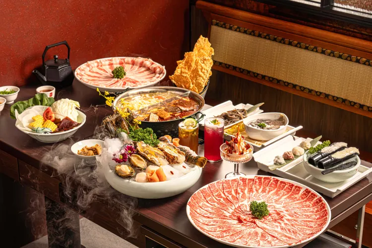 鼎王麻辣鍋同步推出多重優惠活動。業者提供