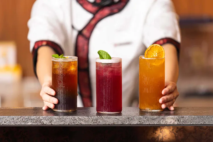 果香特調茶飲系列，以果香與茶韻平衡麻辣鍋的濃郁風味。業者提供