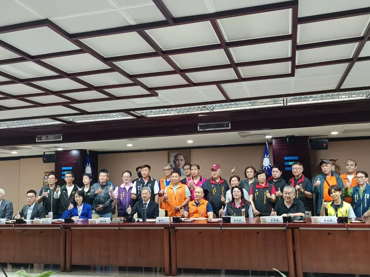 中東戰事打亂全球石化供應鏈並造成國內「塑膠袋之亂」，經濟部今第二波邀集夜市業者，召開「關懷市場與夜市塑膠製品影響現況」座談會。許麗珍攝