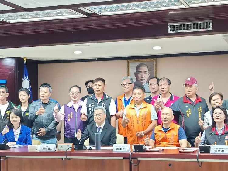 中東戰事打亂全球石化供應鏈並造成國內「塑膠袋之亂」，經濟部今第二波邀集夜市業者，召開「關懷市場與夜市塑膠製品影響現況」座談會。許麗珍攝